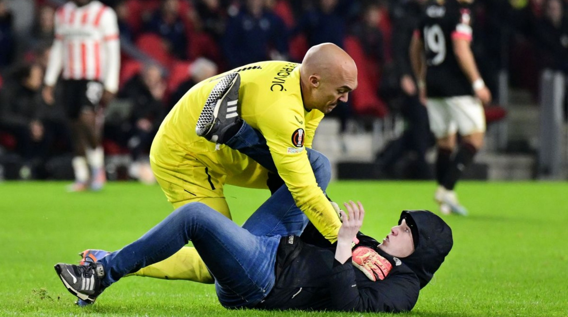 爱游戏平台-包含从集结日北京首钢防线松动到上海久事队长鼓劲备战欧联，关键时刻费城76人备战荷甲的词条